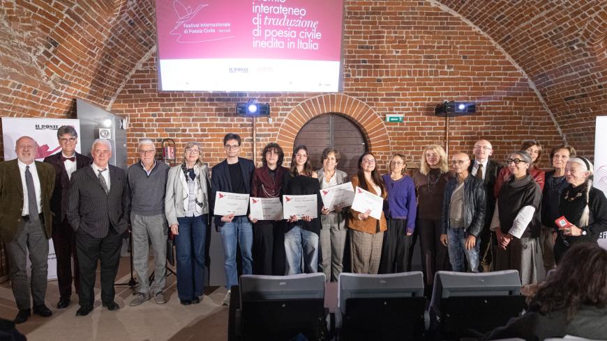 Foto di gruppo a conclusione della serata dedicata al Premio Interateneo di Traduzione di Poesia Civile inedita in Italia