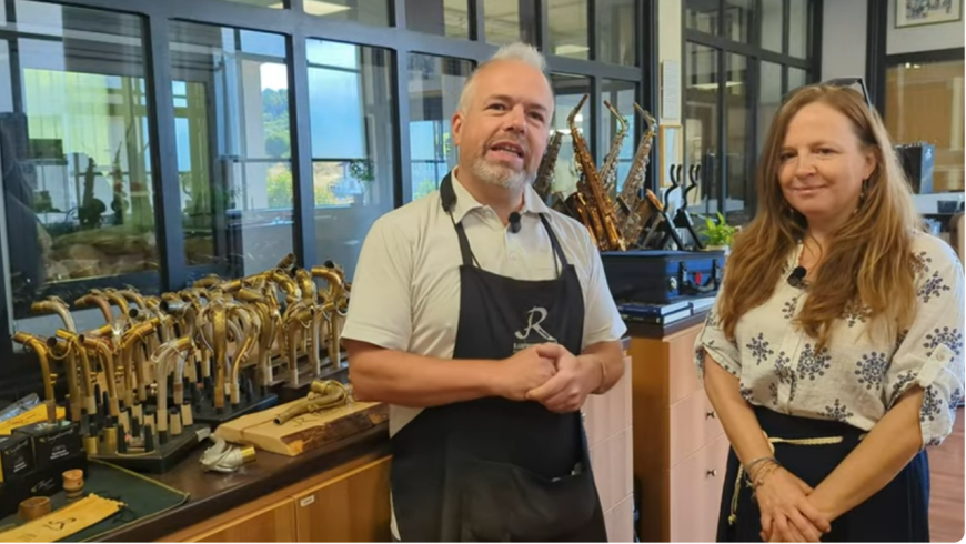 Un momento dell’intervista della professoressa Cerutti all’artigiano quarnese Claudio Zolla, 